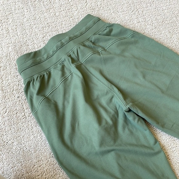 Lululemon High-Rise Jogger Crop - Picture 12 of 12